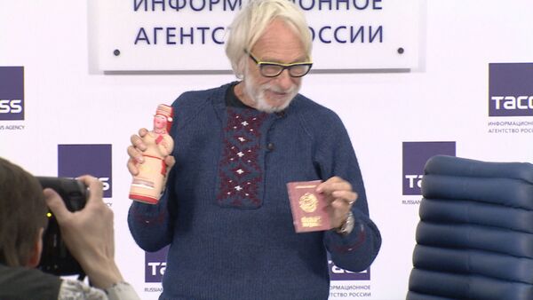 СПУТНИК_Пьер Ришар получил паспорт мордвина и объяснил, почему не поехал в Крым - Sputnik Беларусь