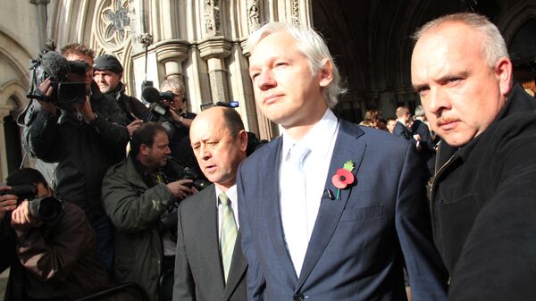 Основатель сайта Wikileaks Джулиан Ассанж у здания Высокого Лондонского суда - Sputnik Беларусь