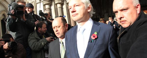 Основатель сайта Wikileaks Джулиан Ассанж у здания Высокого Лондонского суда - Sputnik Беларусь