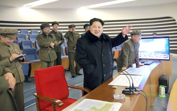 Лидер КНДР Ким Чен Ын наблюдает за запуском ракеты-носителя - Sputnik Беларусь