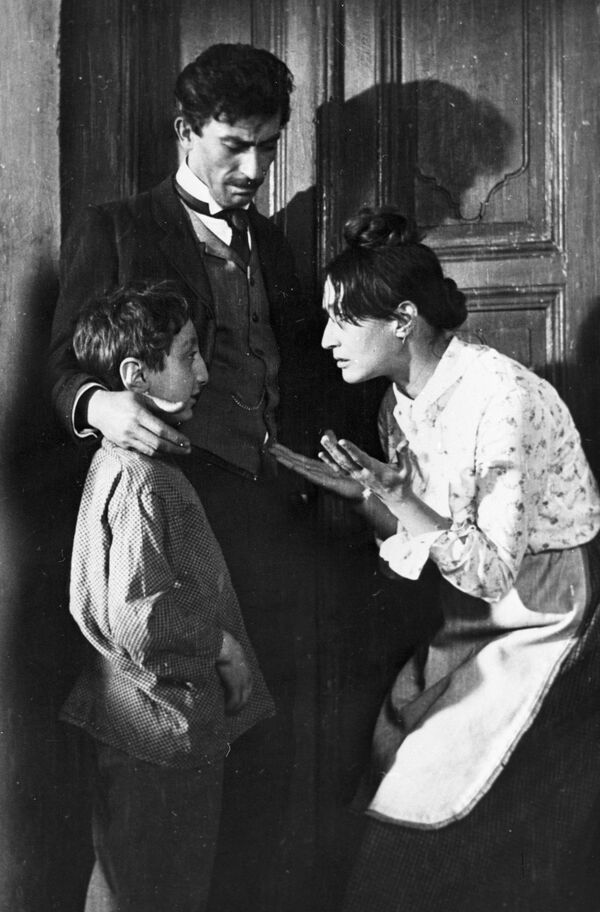 Вахтанг Кикабидзе и Софико Чиаурели в сцене из фильма Георгия Данелии Не горюй Вахтанг Кикабидзе и Софико Чиаурели в сцене из фильма Георгия Данелии Не горюй - Sputnik Беларусь