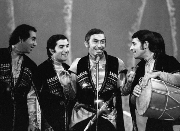 Руководитель ансамбля Орэра Вахтанг Кикабидзе исполняет грузинскую песню Руководитель ансамбля Орэра Вахтанг Кикабидзе исполняет грузинскую песню - Sputnik Беларусь