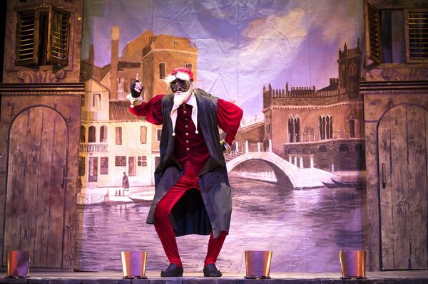 Сергей Чекерес в роли Панталоне в Viva Commedia! - Sputnik Беларусь