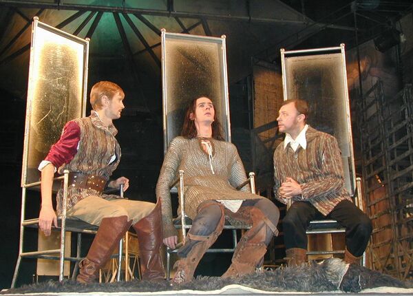 Сергей Чекерес в роли Гамлета, принца Датского на сцене Горьковского театра в спектакле 1997 года - Sputnik Беларусь