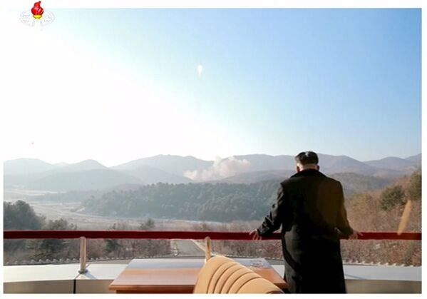 Северокорейский лидер Ким Чен Ын наблюдает за пуском ракеты - Sputnik Беларусь