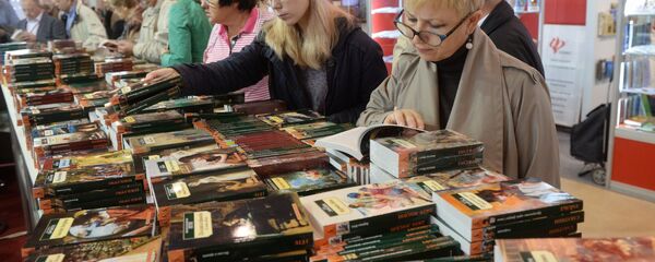 Посетители на международной книжной выставке-ярмарке - Sputnik Беларусь
