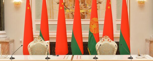 Белорусско-китайские флаги во Дворце Независимости - Sputnik Беларусь