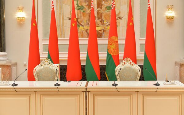 Белорусско-китайские флаги во Дворце Независимости - Sputnik Беларусь