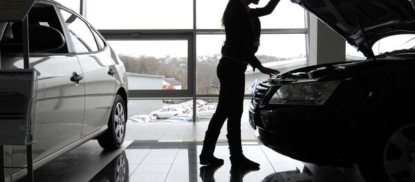 Посетительница осматривает автомобиль в автосалоне - Sputnik Беларусь