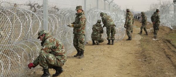 Спутник_Македонские военные обмотали колючей проволокой забор на границе с Грецией - Sputnik Беларусь