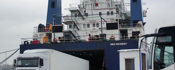 Фура выезжает из парома. Архивное фото Фура выезжает из парома. Архивное фото - Sputnik Беларусь