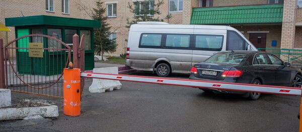 Территория дома, перекрытая шлагбаумом. Архивное фото - Sputnik Беларусь