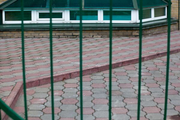 На месте, куда из окна выпал мужчина, остались лишь контуры обрисованного мелом тела - Sputnik Беларусь