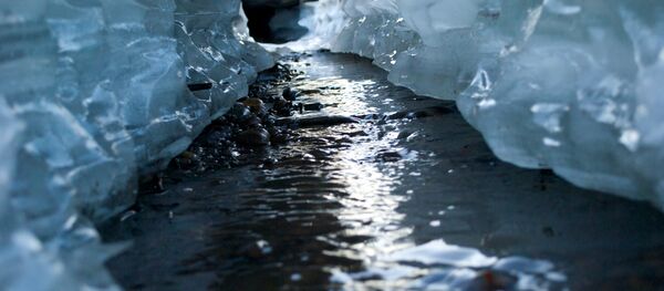 Река подо льдом. Архивное фото - Sputnik Беларусь