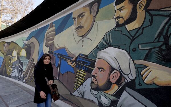 Иранская женщина идет мимо революционного мурала в Тегеране - Sputnik Беларусь