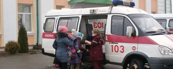 Школьники садятся в скорую помощь Школьники садятся в скорую помощь - Sputnik Беларусь