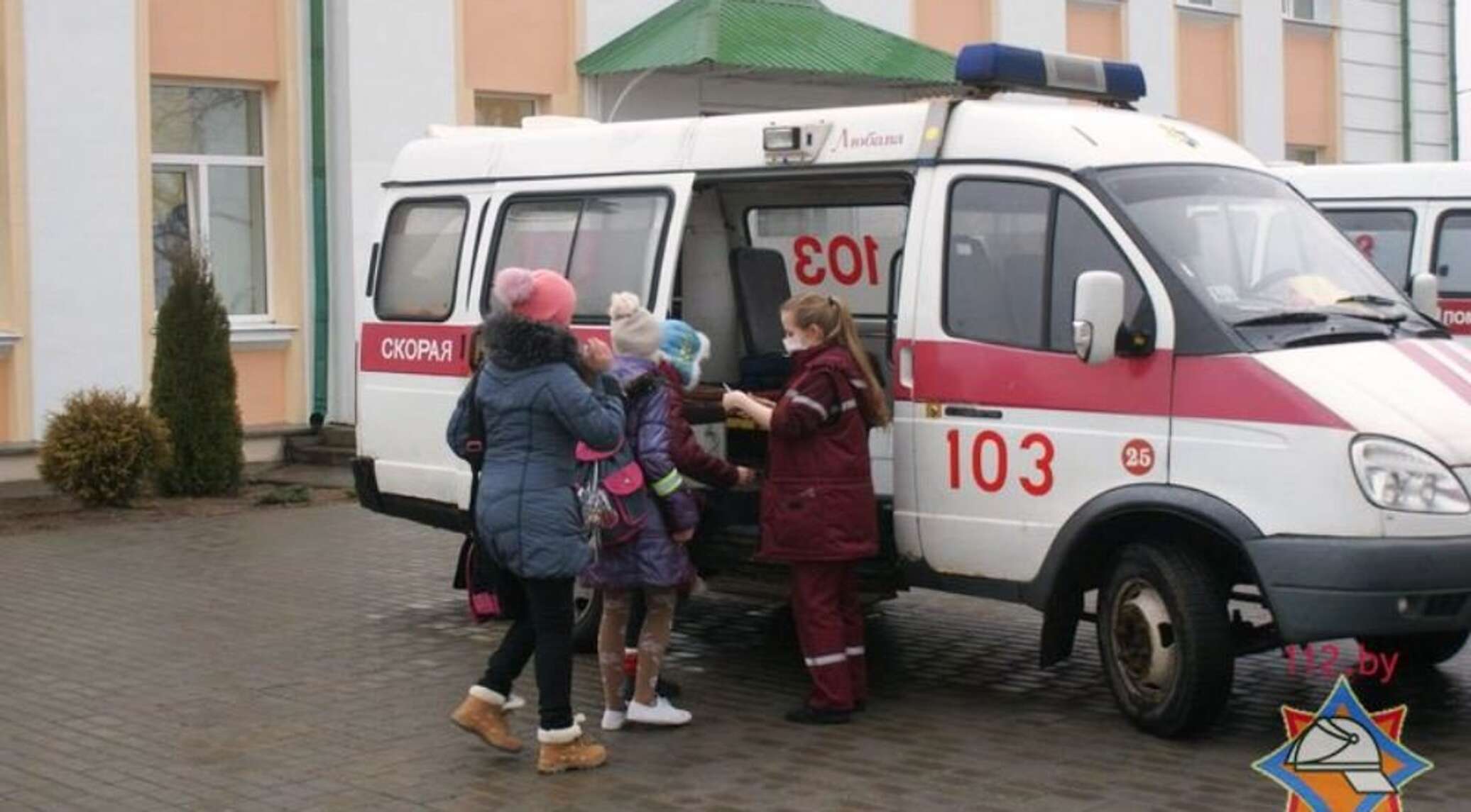 Около больнице. Скорая возле школы. Отравление детей в школе. Ребенка увезли на скорой. Массовое отравление детей в школе.