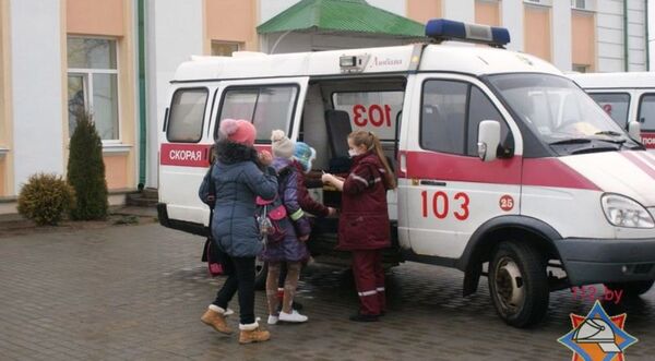 Школьники садятся в скорую помощь - Sputnik Беларусь