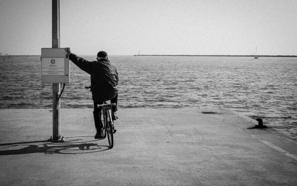 Мужчина на велосипеде в Порто-Корсини, Италия - Sputnik Беларусь