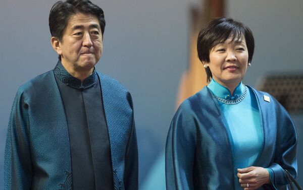 Премьер-министр Японии Синдзо Абэ с супругой Акиэ - Sputnik Беларусь