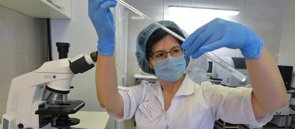 Супрацоўніца праводзіць даследаванні ў лабараторыі Супрацоўніца праводзіць даследаванні ў лабараторыі - Sputnik Беларусь