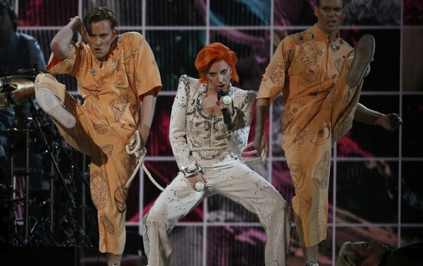 Lady Gaga выполняет попурри из песен Дэвида Боуи во время 58-й Grammy - Sputnik Беларусь