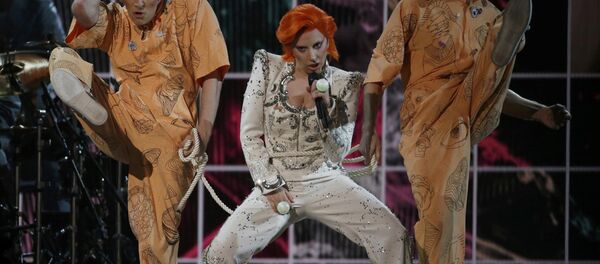 Lady Gaga выполняет попурри из песен Дэвида Боуи во время 58-й Grammy - Sputnik Беларусь