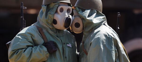 Военнослужащие на боевом посту, одетые в средства химической защиты - Sputnik Беларусь