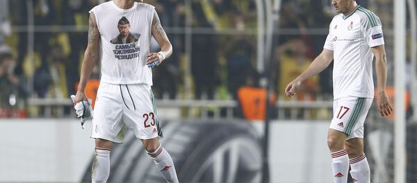 Футболист Локомотива Дмитрий Тарасов (слева) в матче против Фенербахче - Sputnik Беларусь