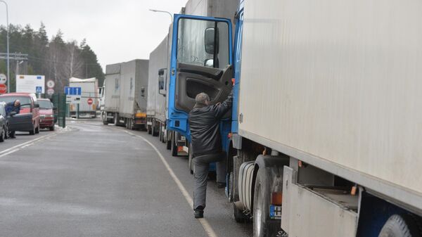 Очередь грузовиков на КПП Бенякони, архивное фото - Sputnik Беларусь