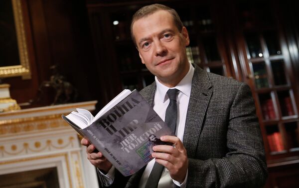 Премьер-министр РФ Д.Медведев принял участие в проекте ВГТРК Война и мир. Читаем роман - Sputnik Беларусь