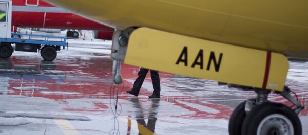 Самолет в киевском аэропорту Жуляны - Sputnik Беларусь