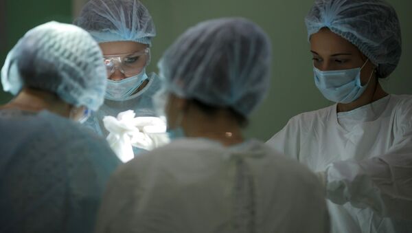 Хирурги во время операции, архивное фото - Sputnik Беларусь