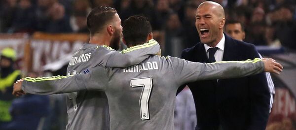 Главный тренер мадридского Реала Зинедин Зидан (справа) и игроки команды Криштиану Роналду и Серхио Рамос - Sputnik Беларусь