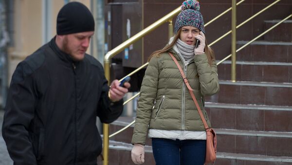 Прохожие пользуются мобильными телефонами - Sputnik Беларусь