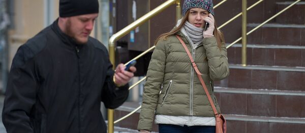 Прохожие пользуются мобильными телефонами - Sputnik Беларусь