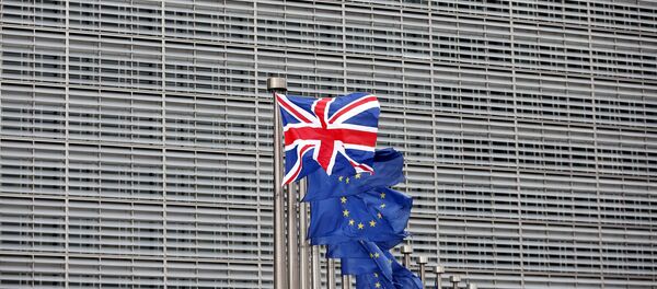 Британский и европейский флаги у штаб-квартиры Еврокомиссии в Брюсселе - Sputnik Беларусь