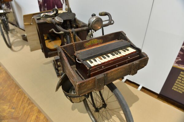 Веласіпед песенніка-шарманшчыка Веласіпед песенніка-шарманшчыка - Sputnik Беларусь