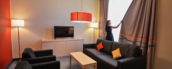 Сотрудница показывает номера отеля - Sputnik Беларусь