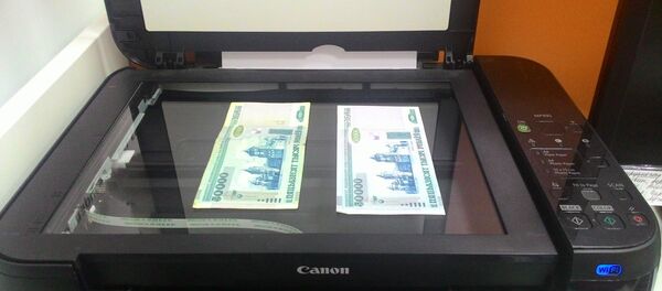 Купюры номиналом 50 тысяч белорусских рублей на принтере - Sputnik Беларусь