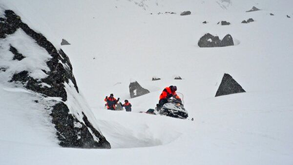 Снежная лавина сошла с гор, архивное фото - Sputnik Беларусь