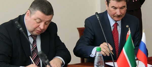 Экс-зампредседателя концерна Белнефтехим Владимир Волков (слева) и  заместитель премьер–министра Республики Татарстан Равиль Зарипов, архивное фото - Sputnik Беларусь