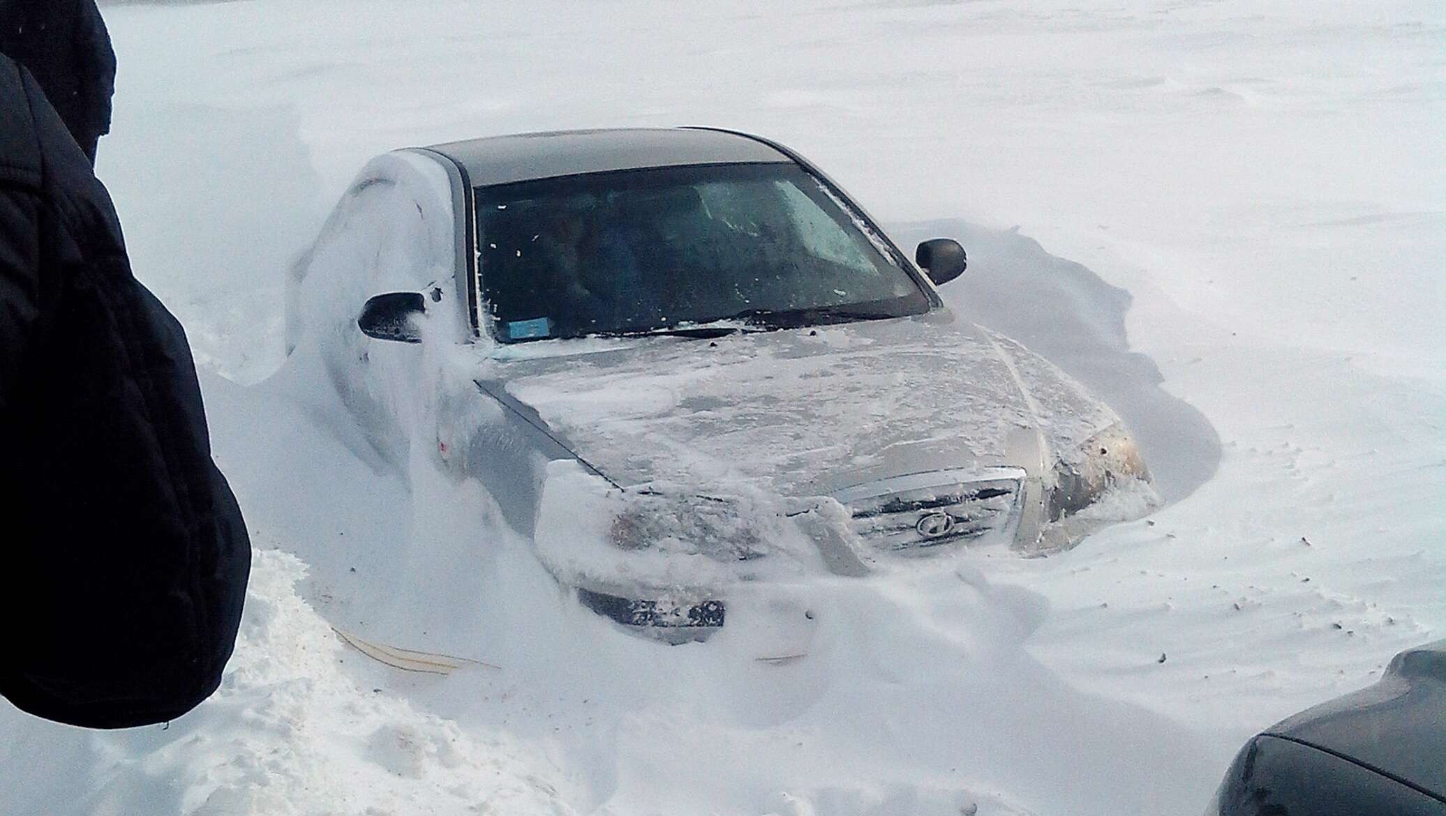 Машину занесло снегом