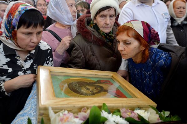 Верующие возле иконы с частицей Тернового венца Иисуса Христа. - Sputnik Беларусь