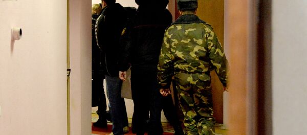 Заключенных ведут по коридору суда - Sputnik Беларусь