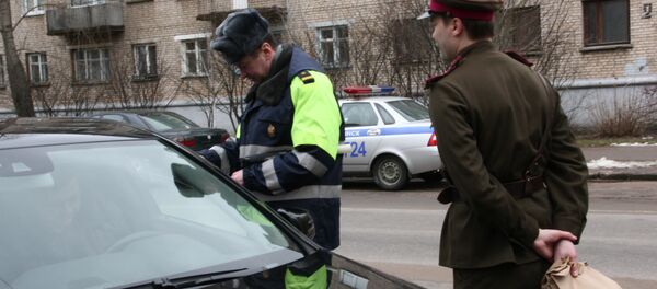 Сотрудники минской ГАИ угощают водителей кашей. - Sputnik Беларусь