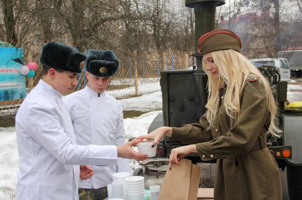 Сотрудники минской ГАИ угощают водителей кашей. - Sputnik Беларусь