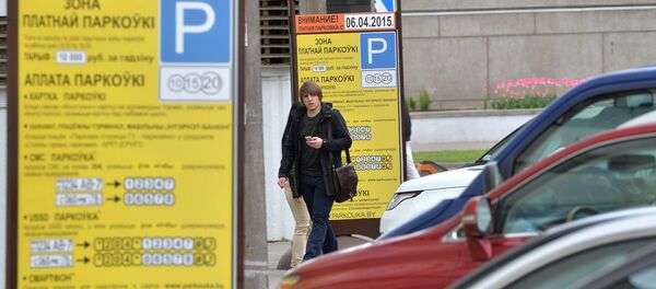 Информационные щиты о способах оплаты парковки появились на многих улицах в центре, но автомобилисты не спешат платить - Sputnik Беларусь