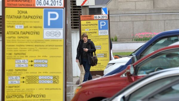 Информационные щиты о способах оплаты парковки появились на многих улицах в центре, но автомобилисты не спешат платить - Sputnik Беларусь