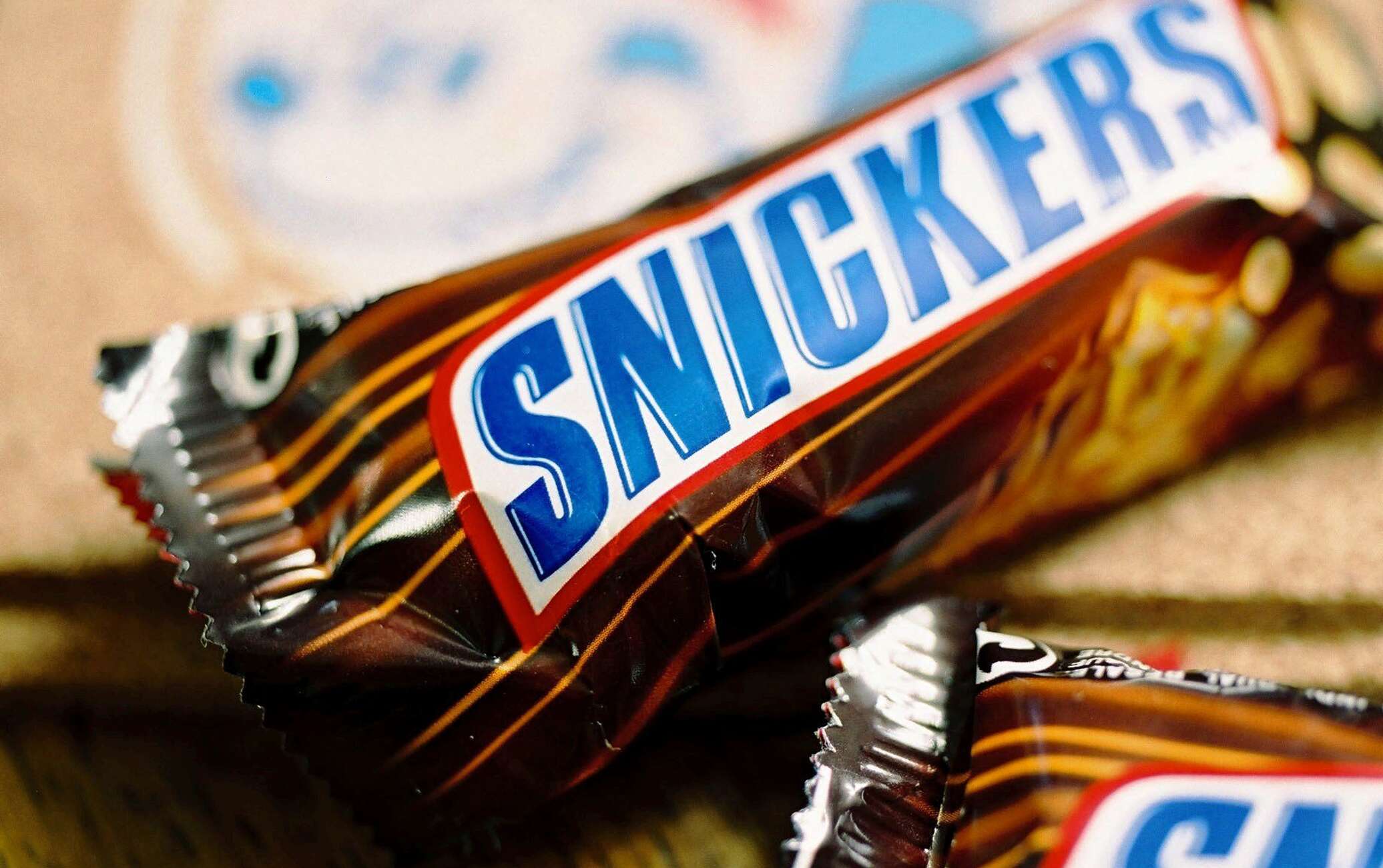 Сникерс призы. Сникерс. Сникерс фото. Сникерс импортный. Snickers Chocolate.